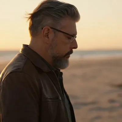 Lian Storme on a beach at sunset, for the single Sy Staan Nog Hier